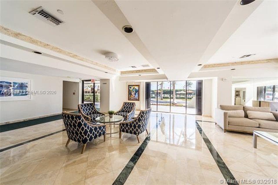2625 Collins Ave 810 photo 2