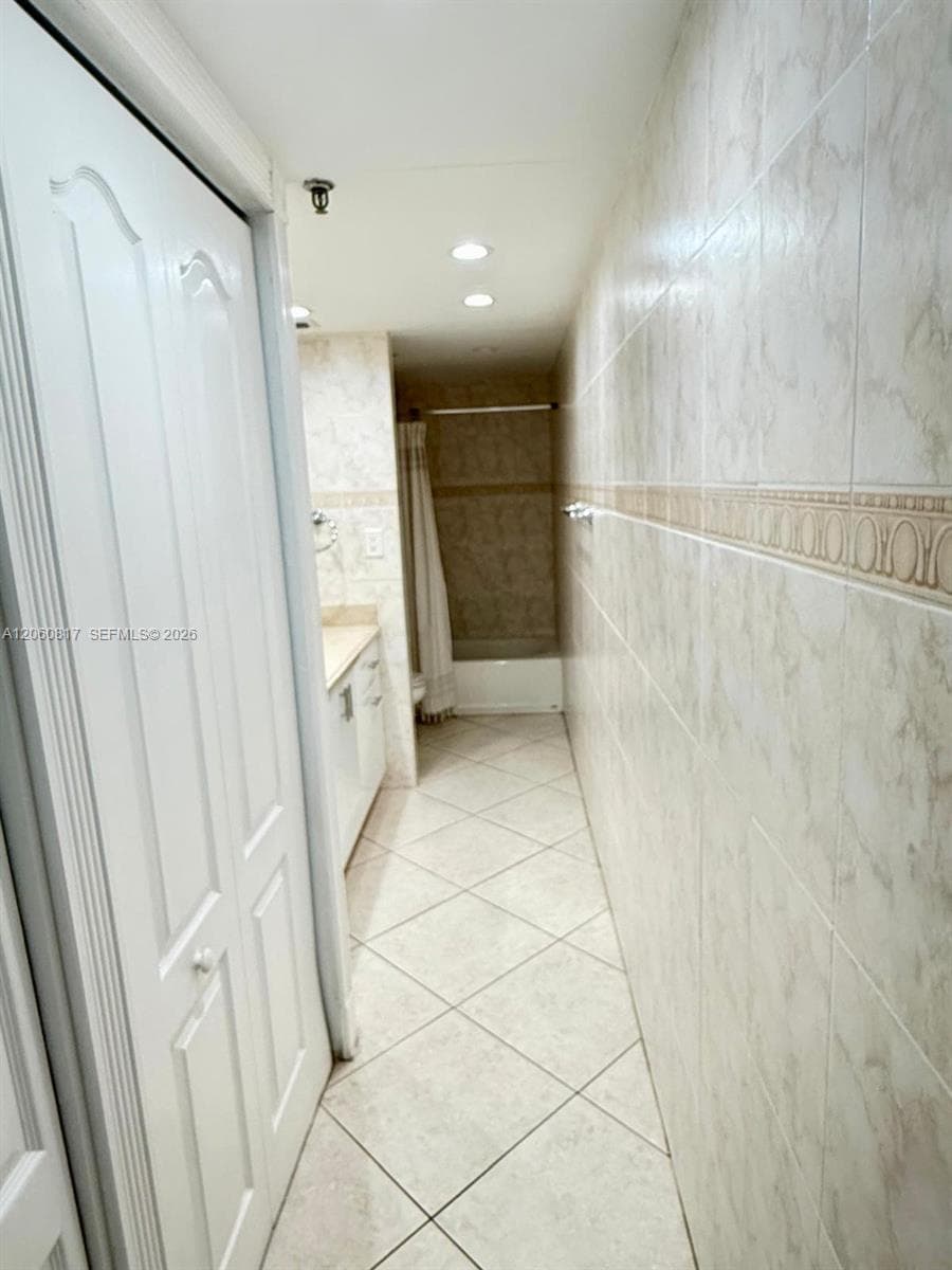 2625 Collins Ave 810 photo 17