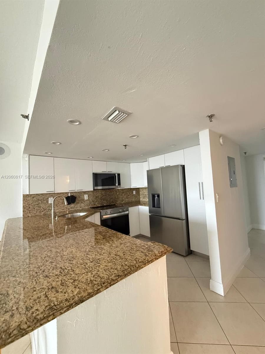 2625 Collins Ave 810 photo 18