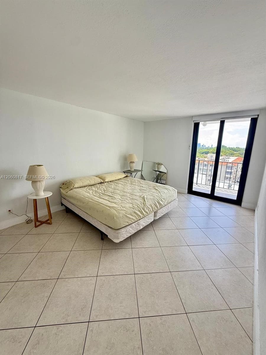 2625 Collins Ave 810 photo 19