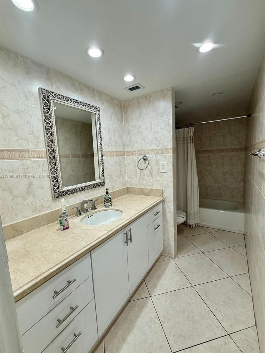 2625 Collins Ave 810 photo 8