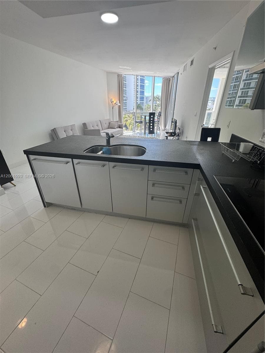 18201 Collins Ave 608 photo 1