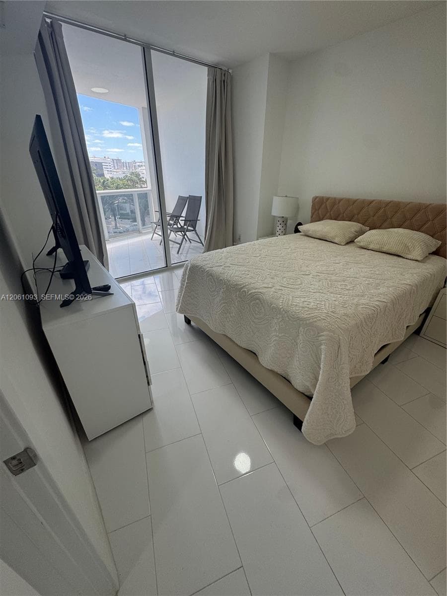 18201 Collins Ave 608 photo 5