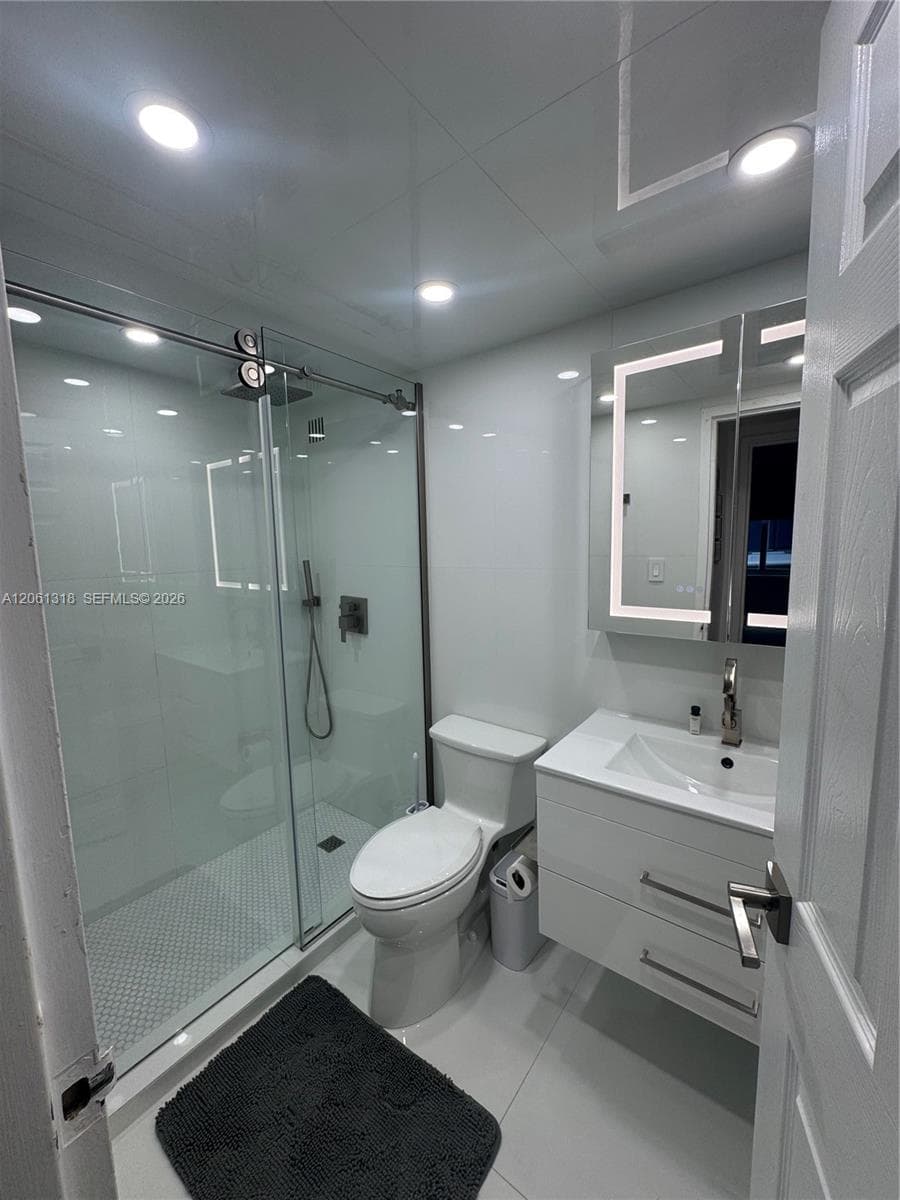 5401 Collins Ave 334 photo 2