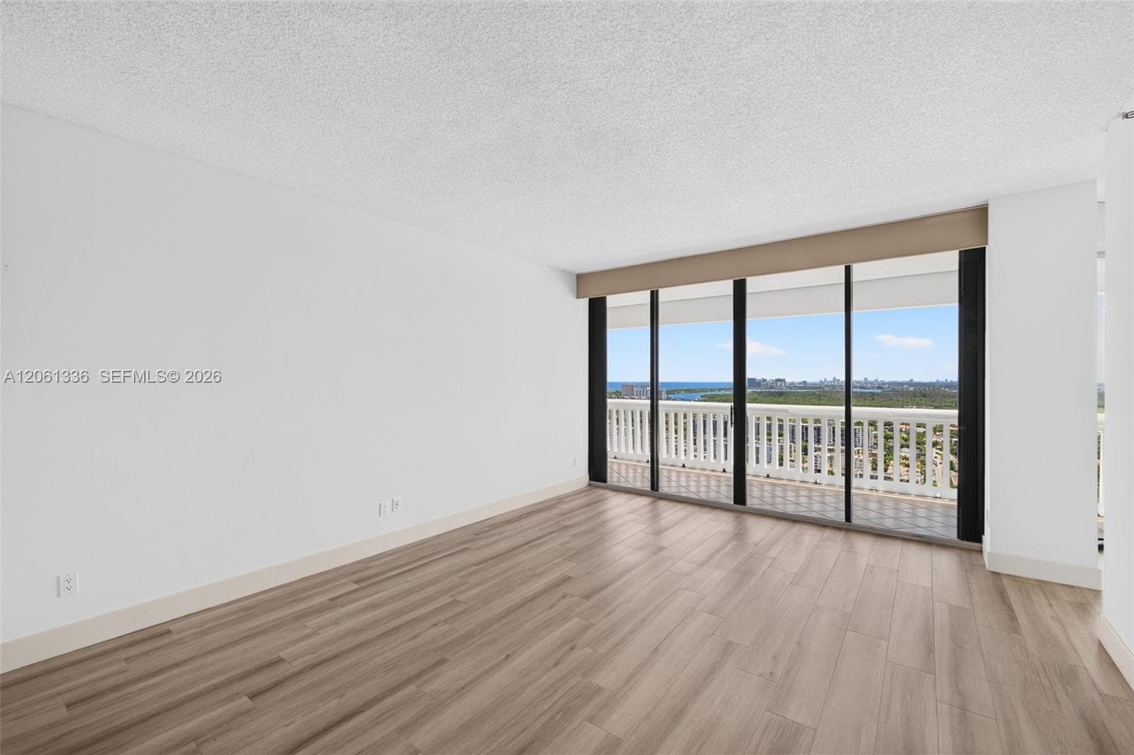 2000 Island Blvd 3008 photo 2