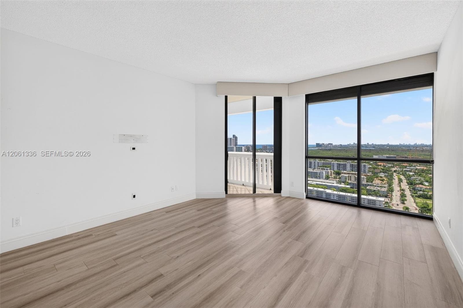 2000 Island Blvd 3008 photo 25
