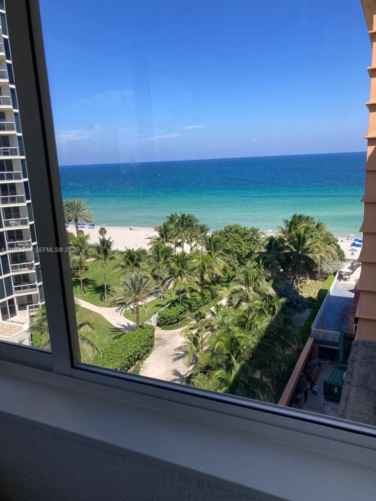 19201 Collins Ave 726 photo 8
