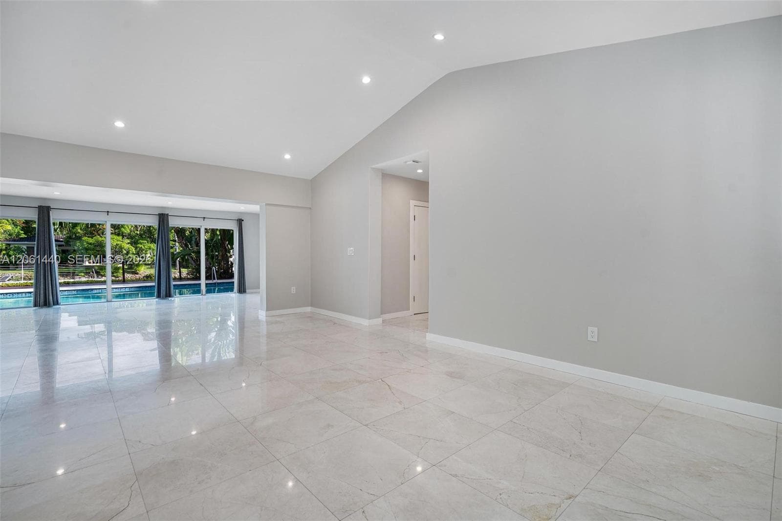 739 Blue Rd photo 3
