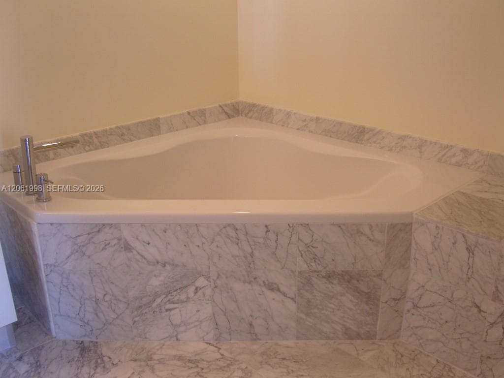 3000 NE 188th St 603 photo 4