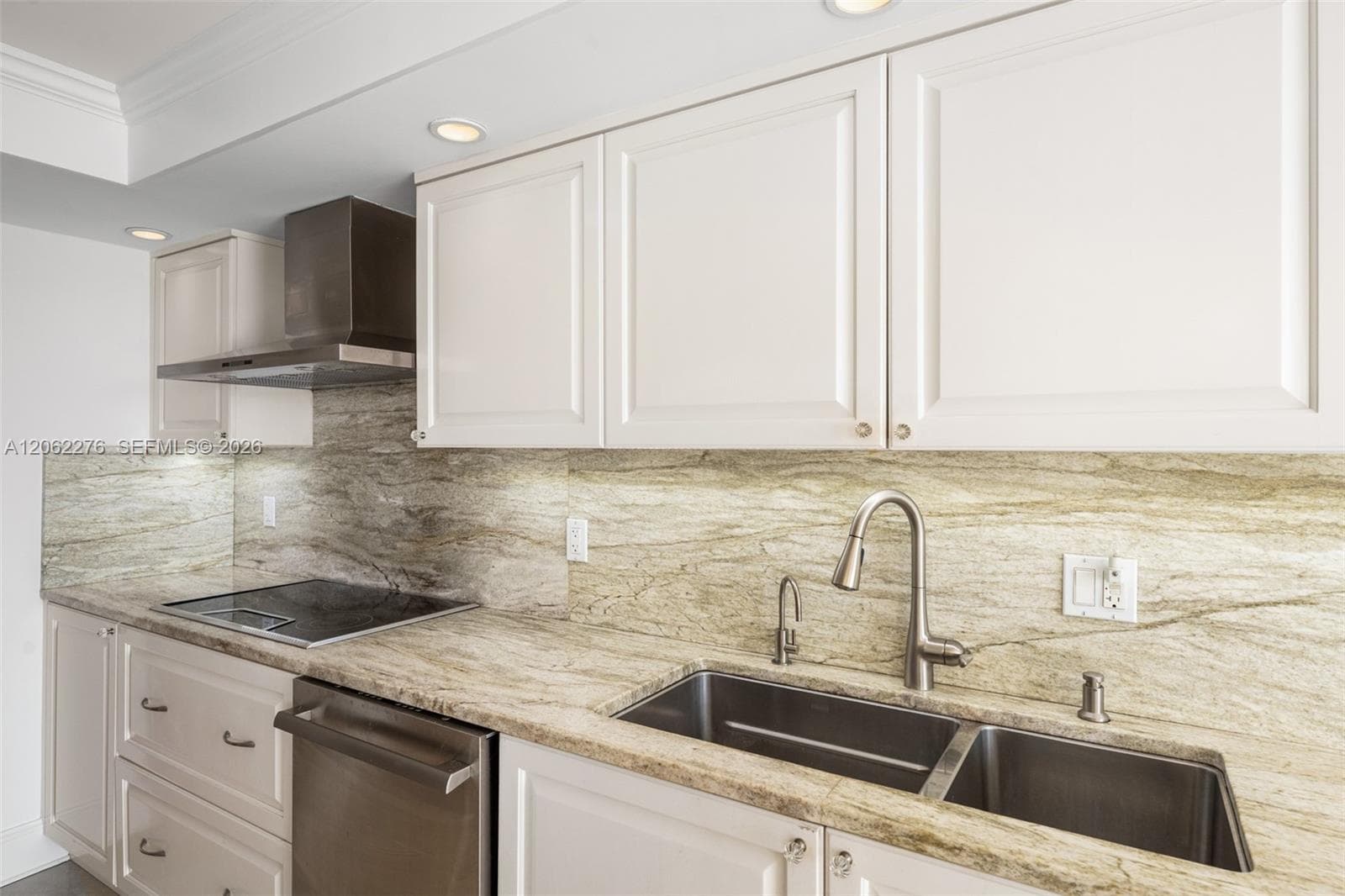 600 Grapetree Dr 11DN photo 10