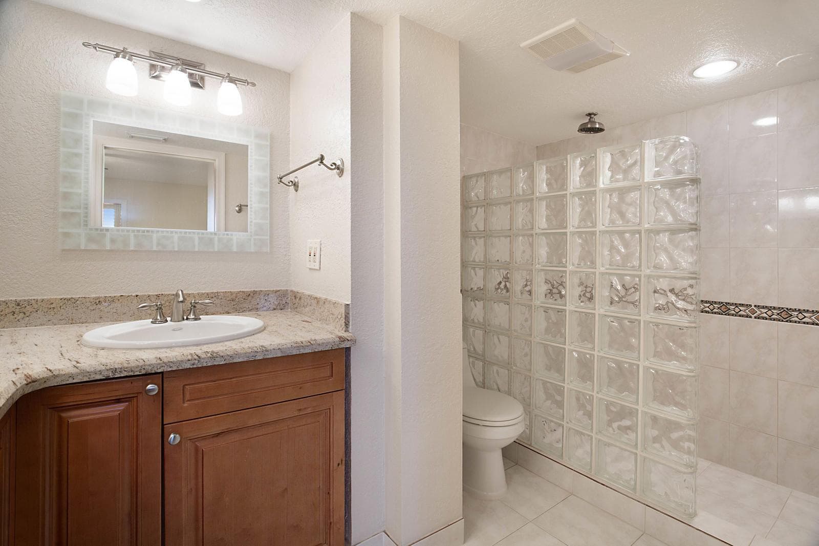 800 Jeffery Street 409 photo 16