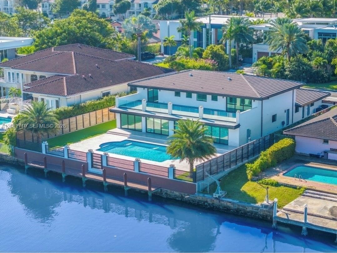 406 Holiday Dr 2