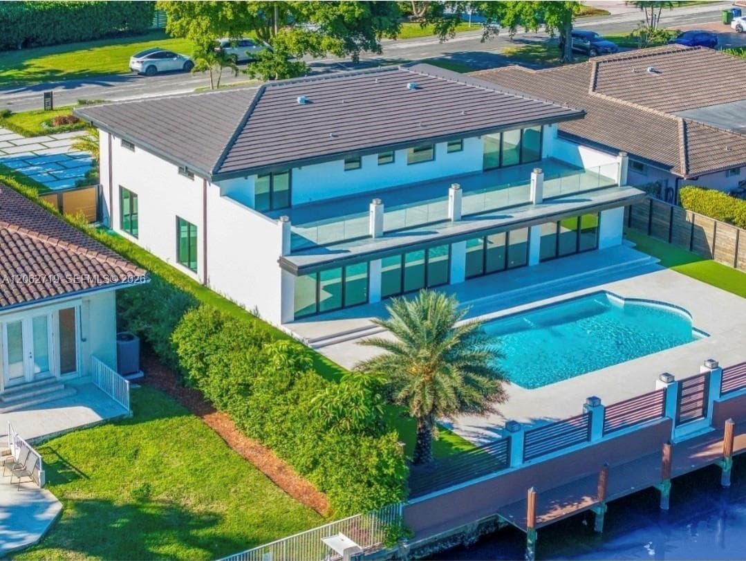 406 Holiday Dr 1