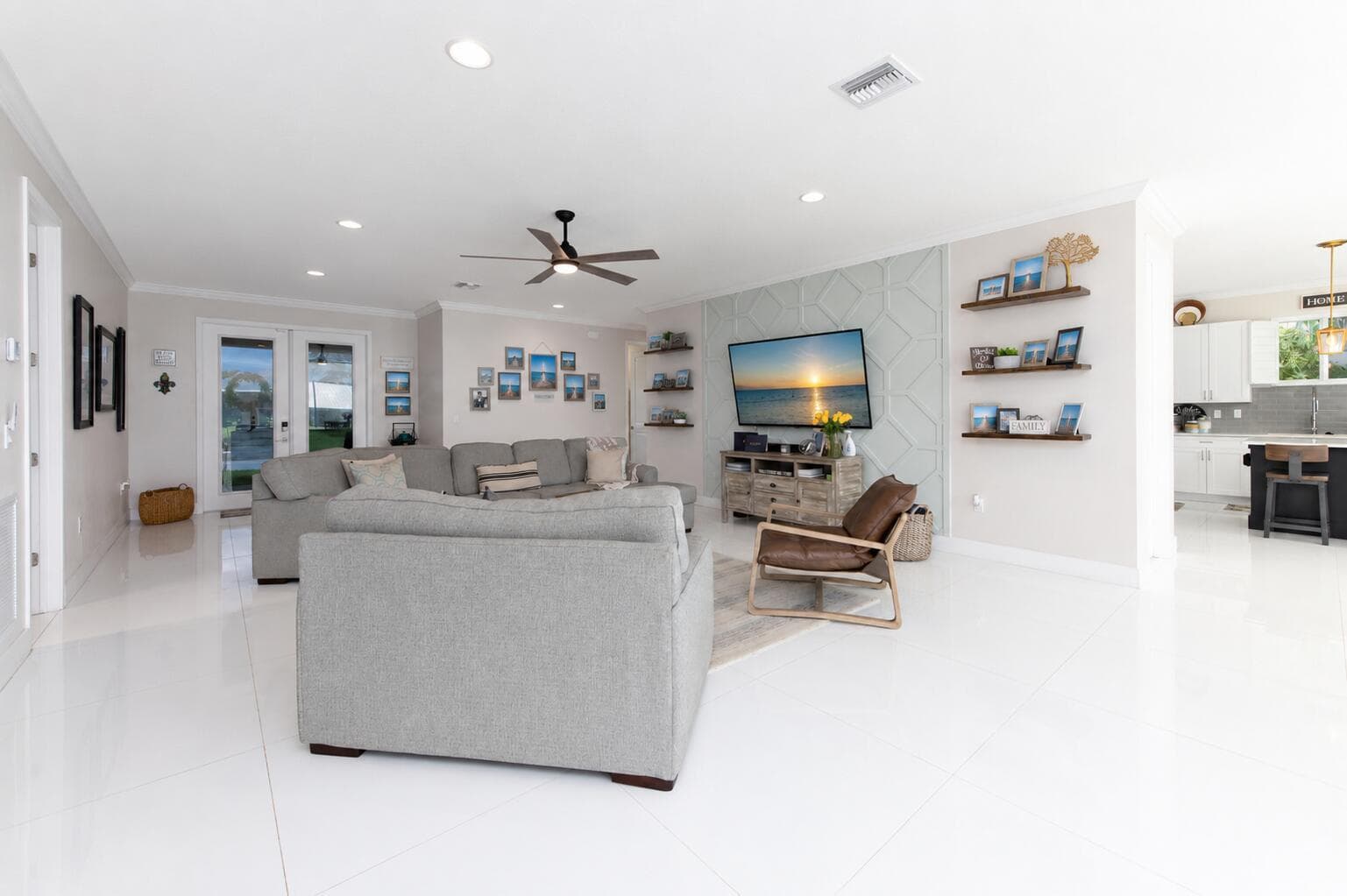 314 NE Surfside Avenue photo 8