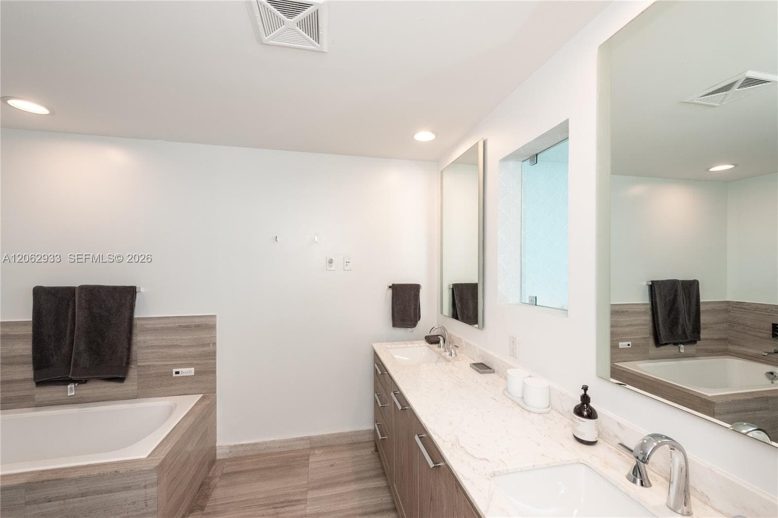 360 Ocean Dr 904S photo 14
