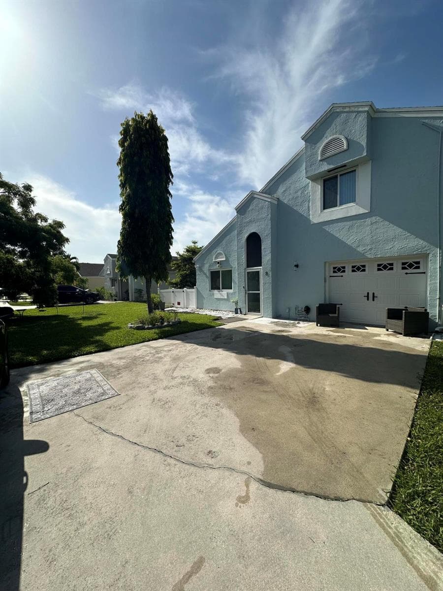 8 ELTON Place photo 1
