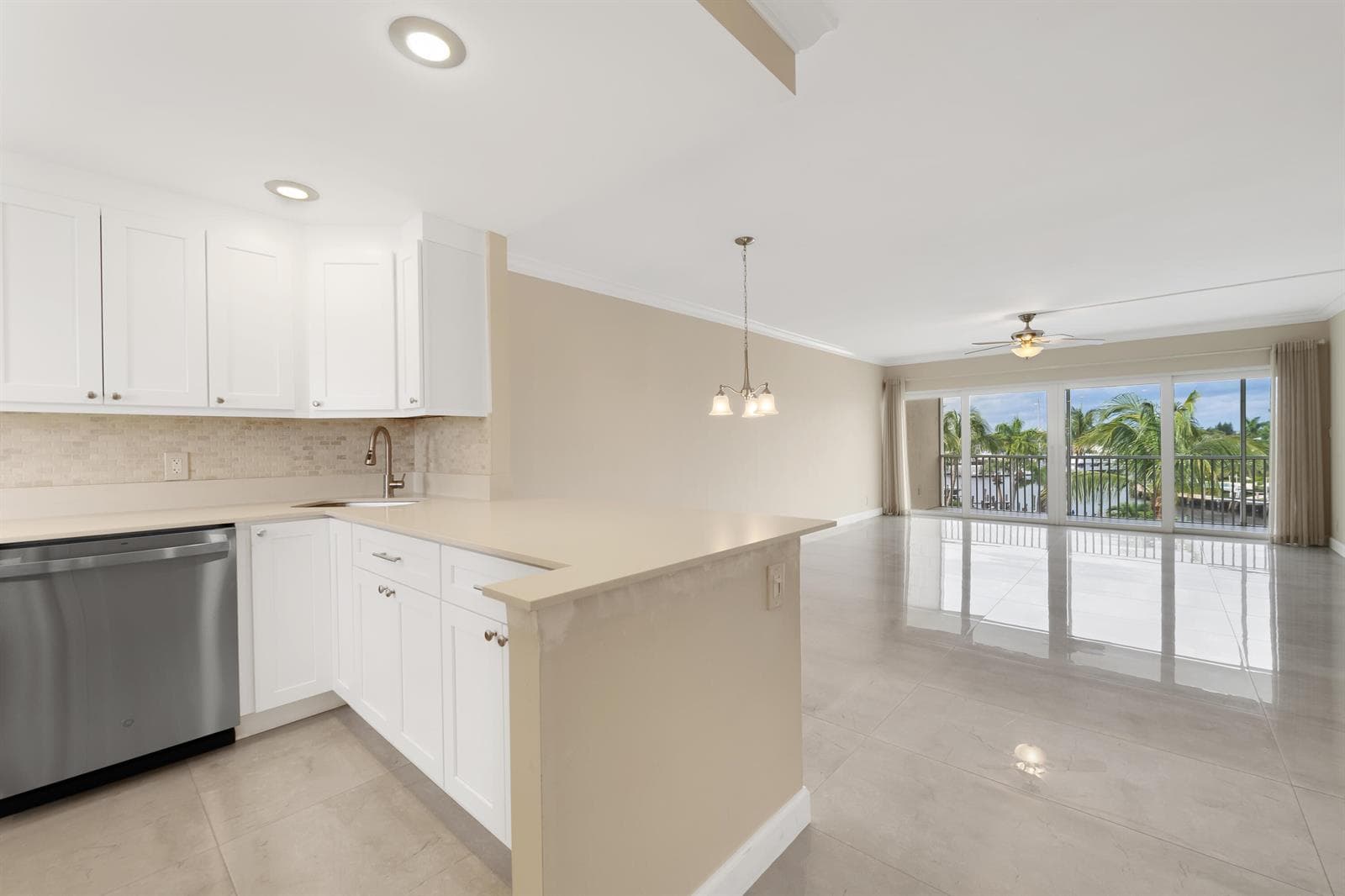 400 N FEDERAL Highway 408 photo 3