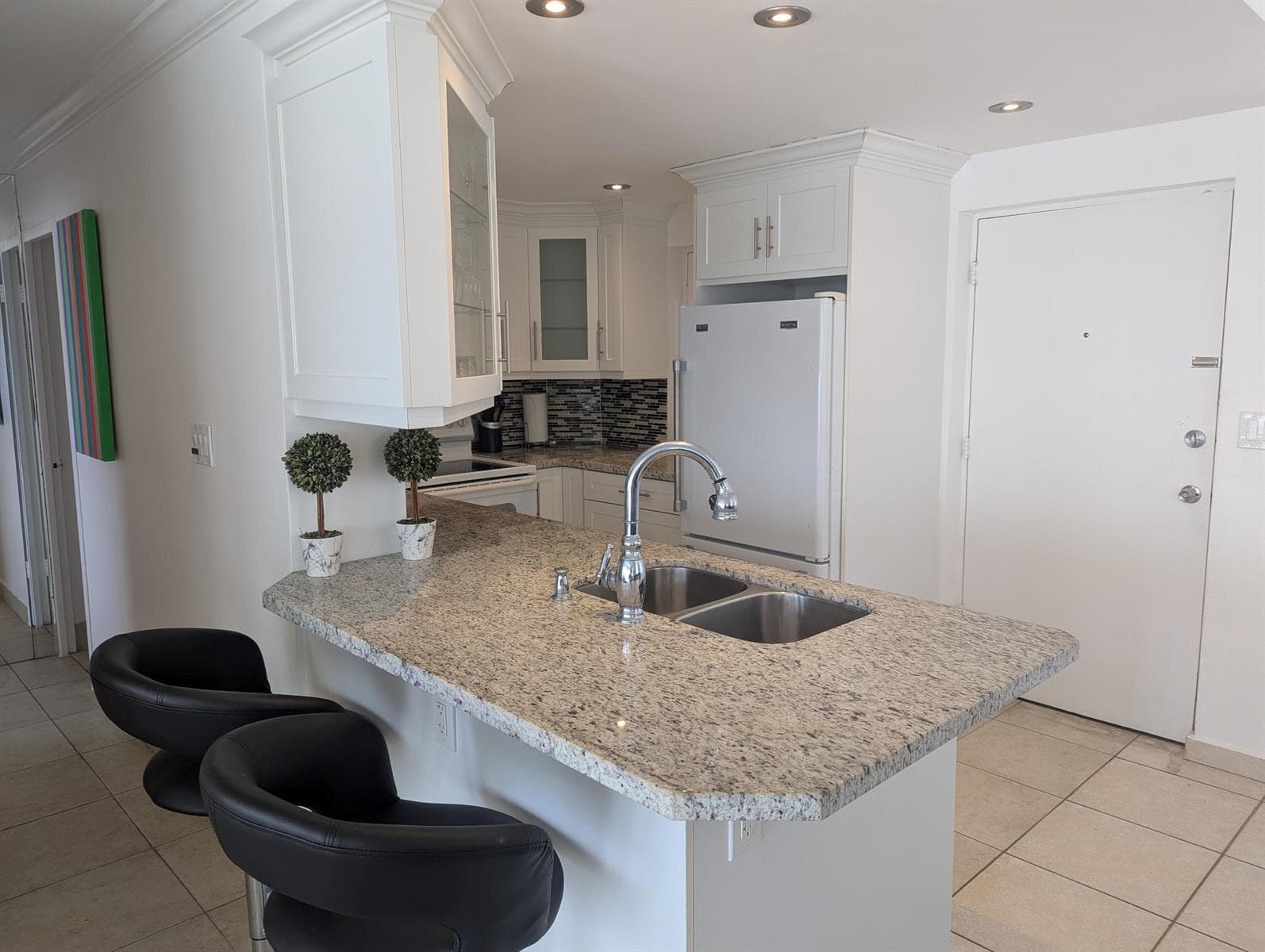 220 KINGS POINT Drive 501 photo 1