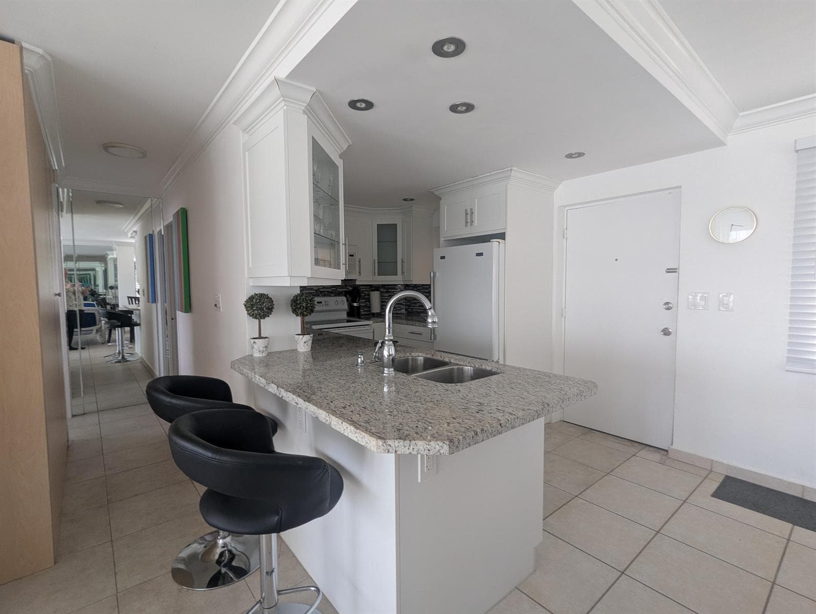 220 KINGS POINT Drive 501 photo 4