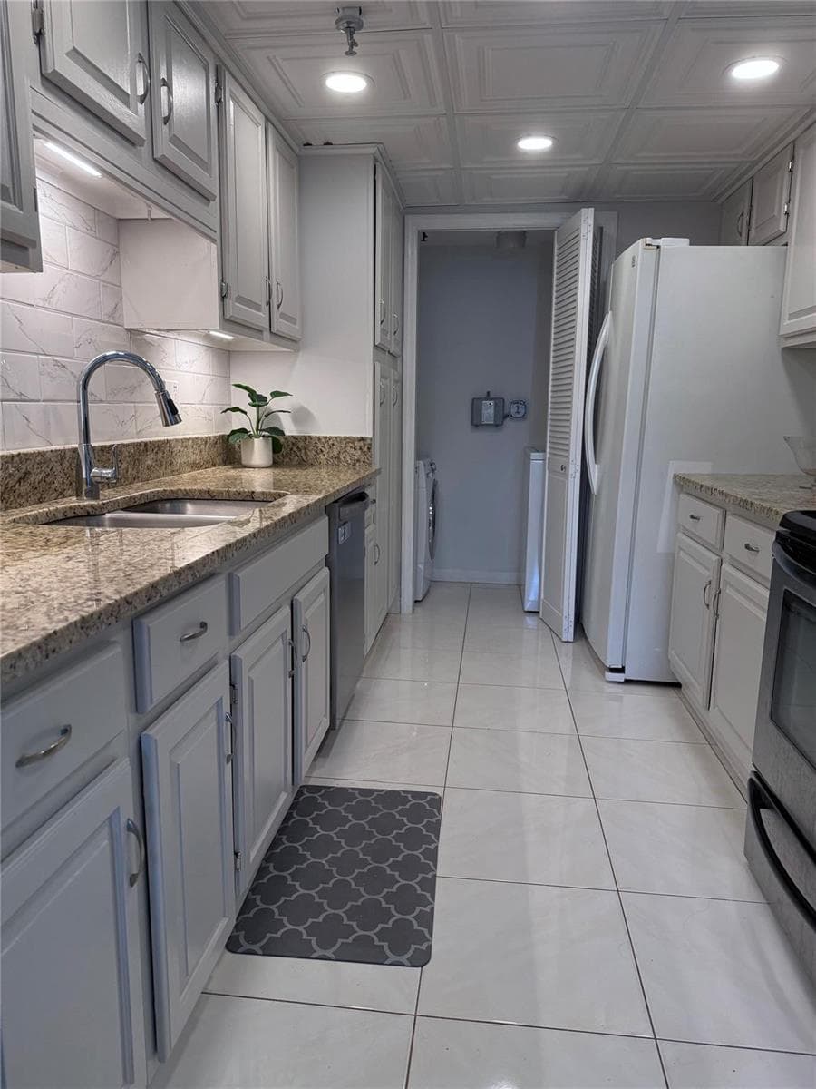 859 JEFFERY Street 1040 photo 2