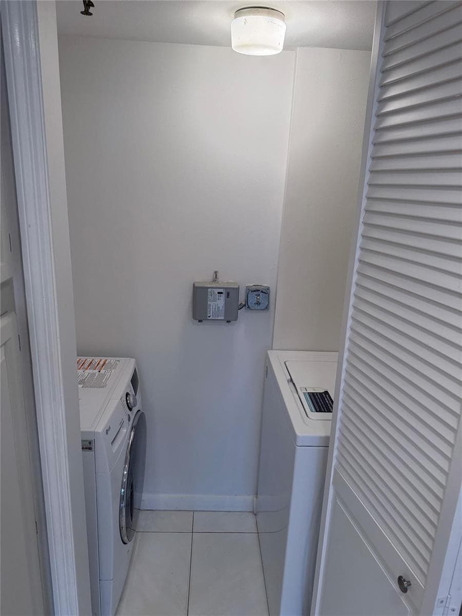 859 JEFFERY Street 1040 photo 7