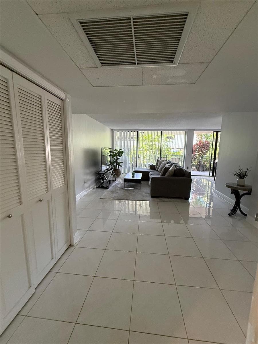 859 JEFFERY Street 1040 photo 9