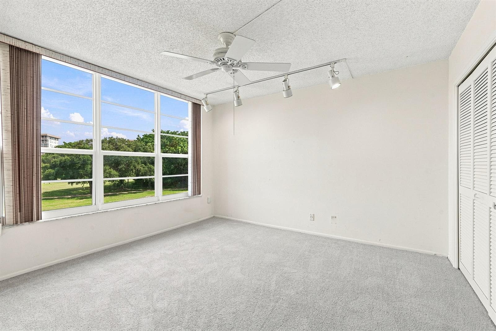 555 Oaks Lane 303 photo 20