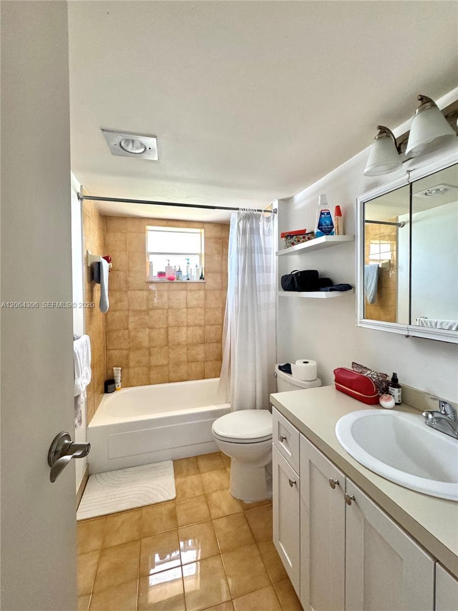100 EDGEWATER DR 305 photo 11