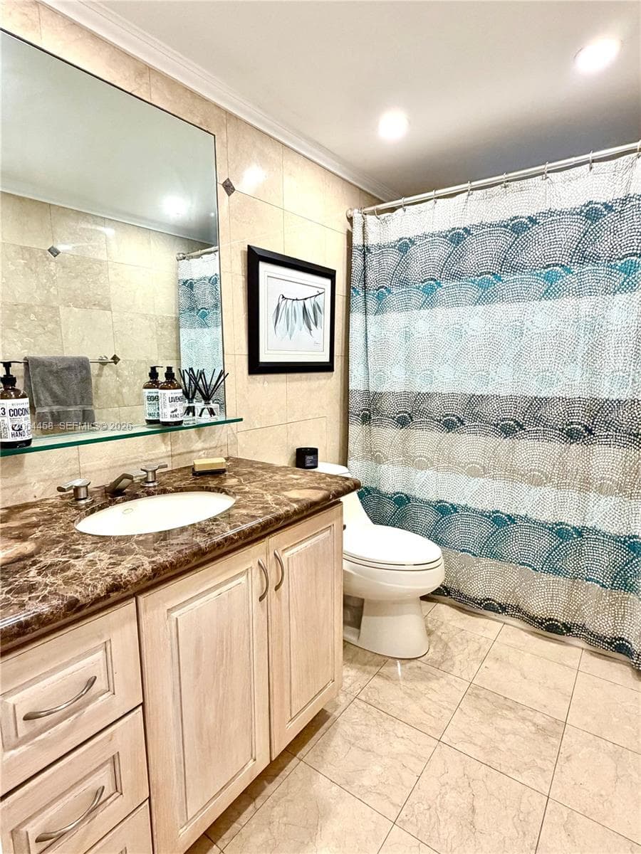 3750 NE 169th St 311 photo 9