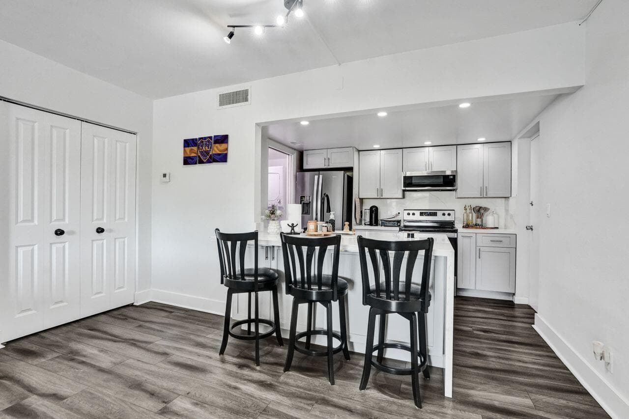 1000 RIVER REACH Drive 321 photo 4