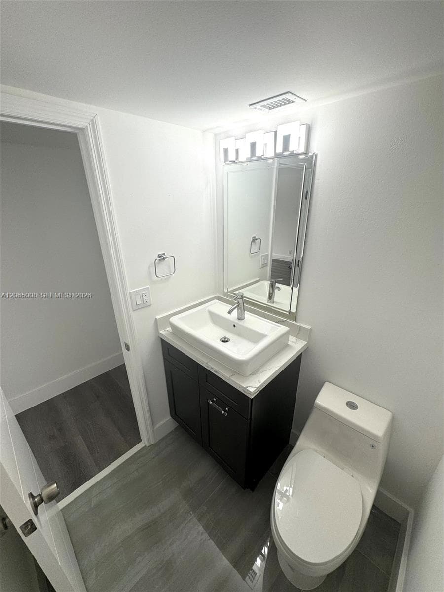 800 Parkview Dr 502 photo 13