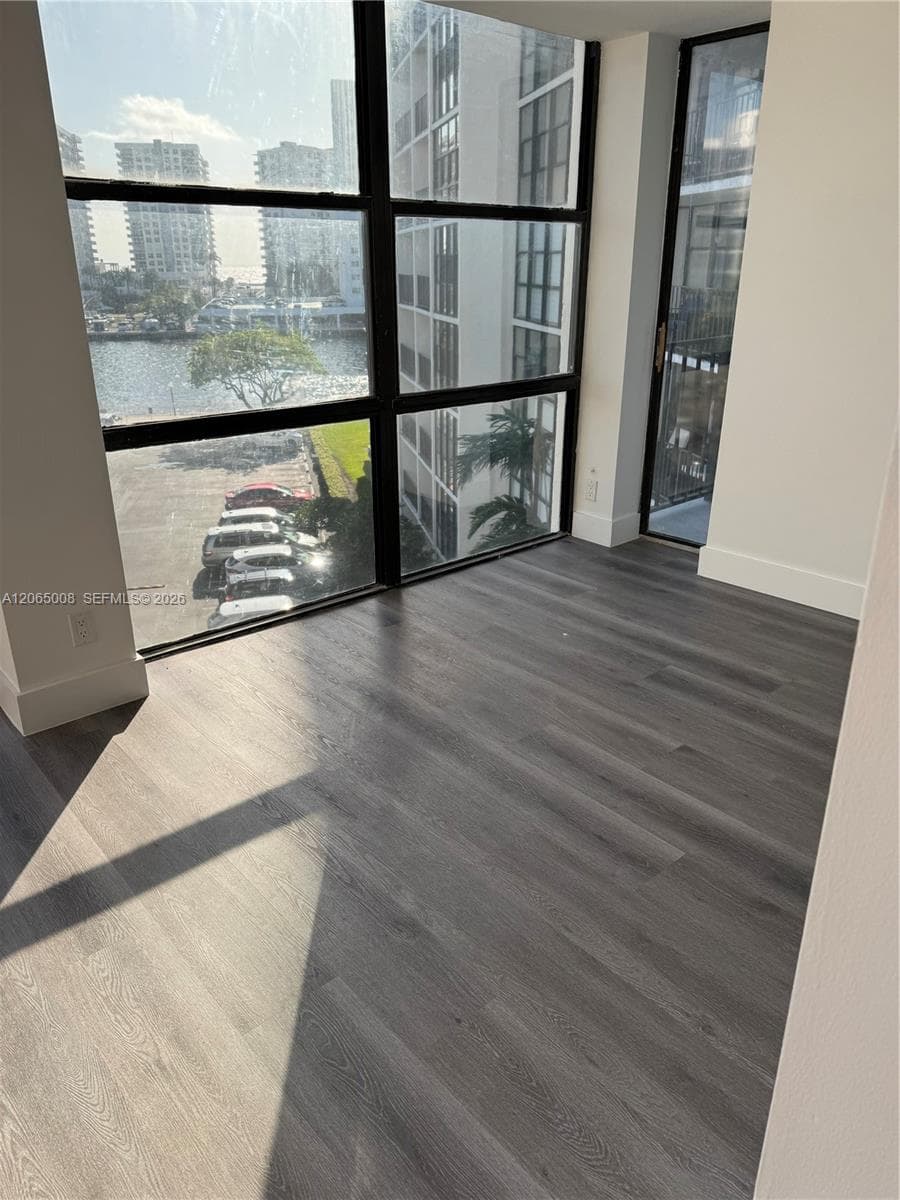800 Parkview Dr 502 photo 3
