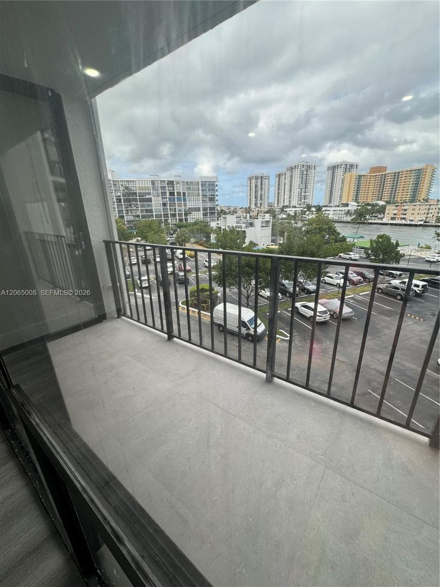 800 Parkview Dr 502 photo 18