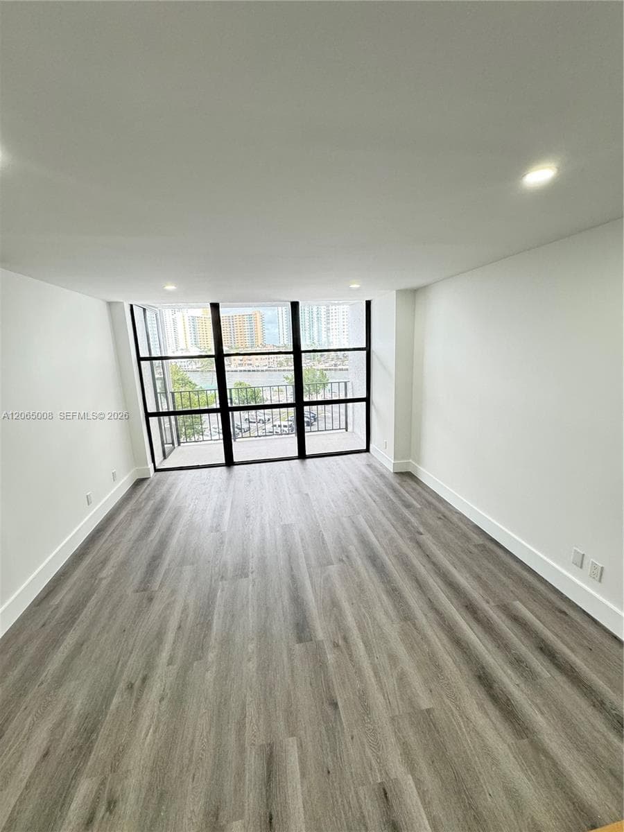 800 Parkview Dr 502 photo 15