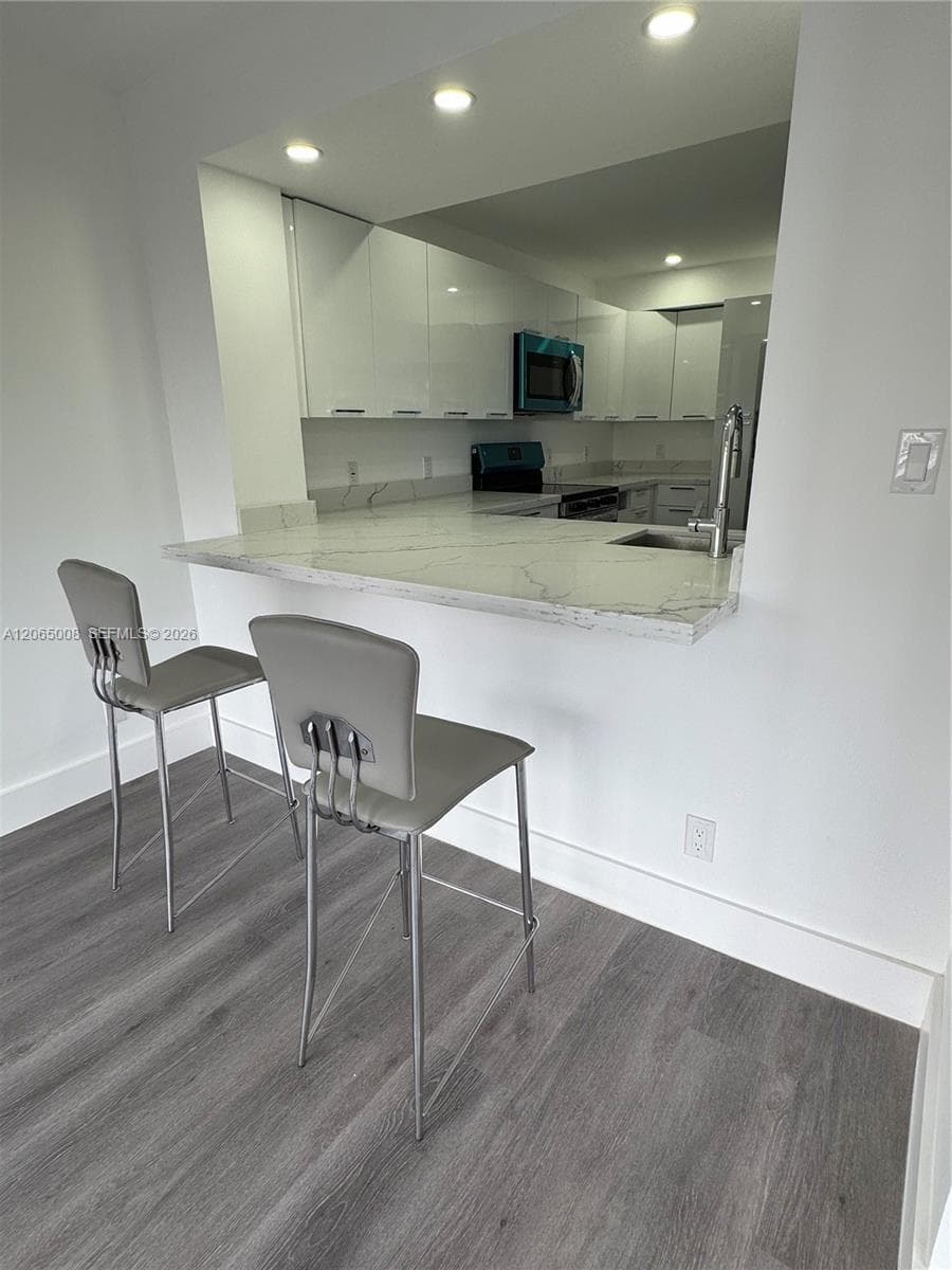 800 Parkview Dr 502 photo 19