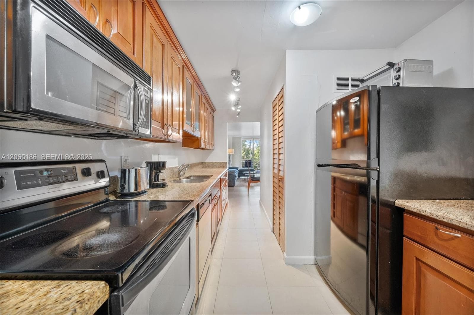 3660 NE 166th St 307 photo 4