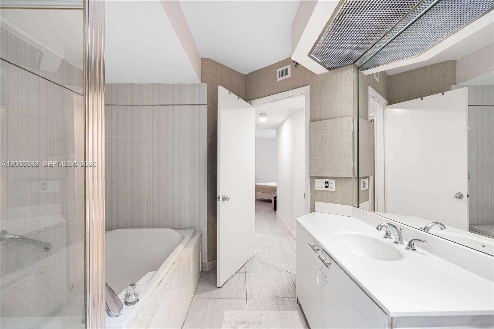 20185 E Country Club Dr 604 photo 15