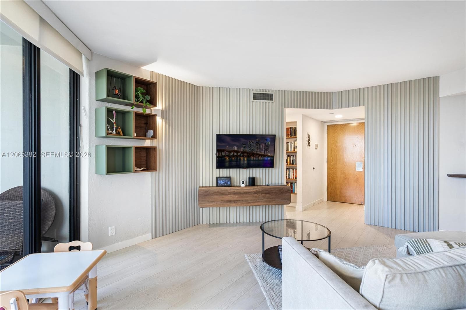20185 E Country Club Dr 604 photo 4