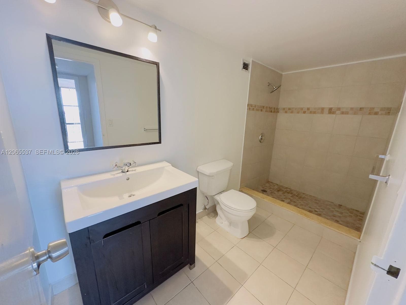 800 Parkview Dr 611 photo 7