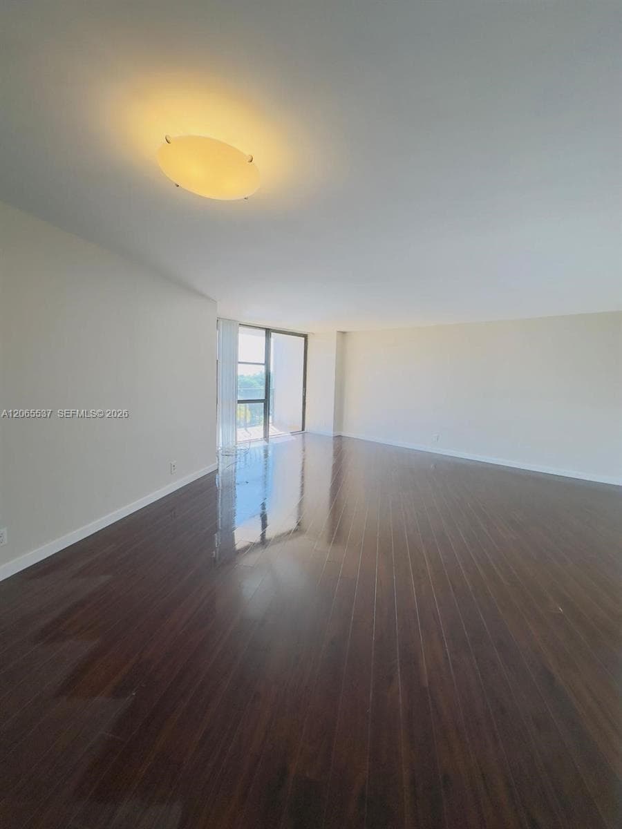 800 Parkview Dr 611 photo 3