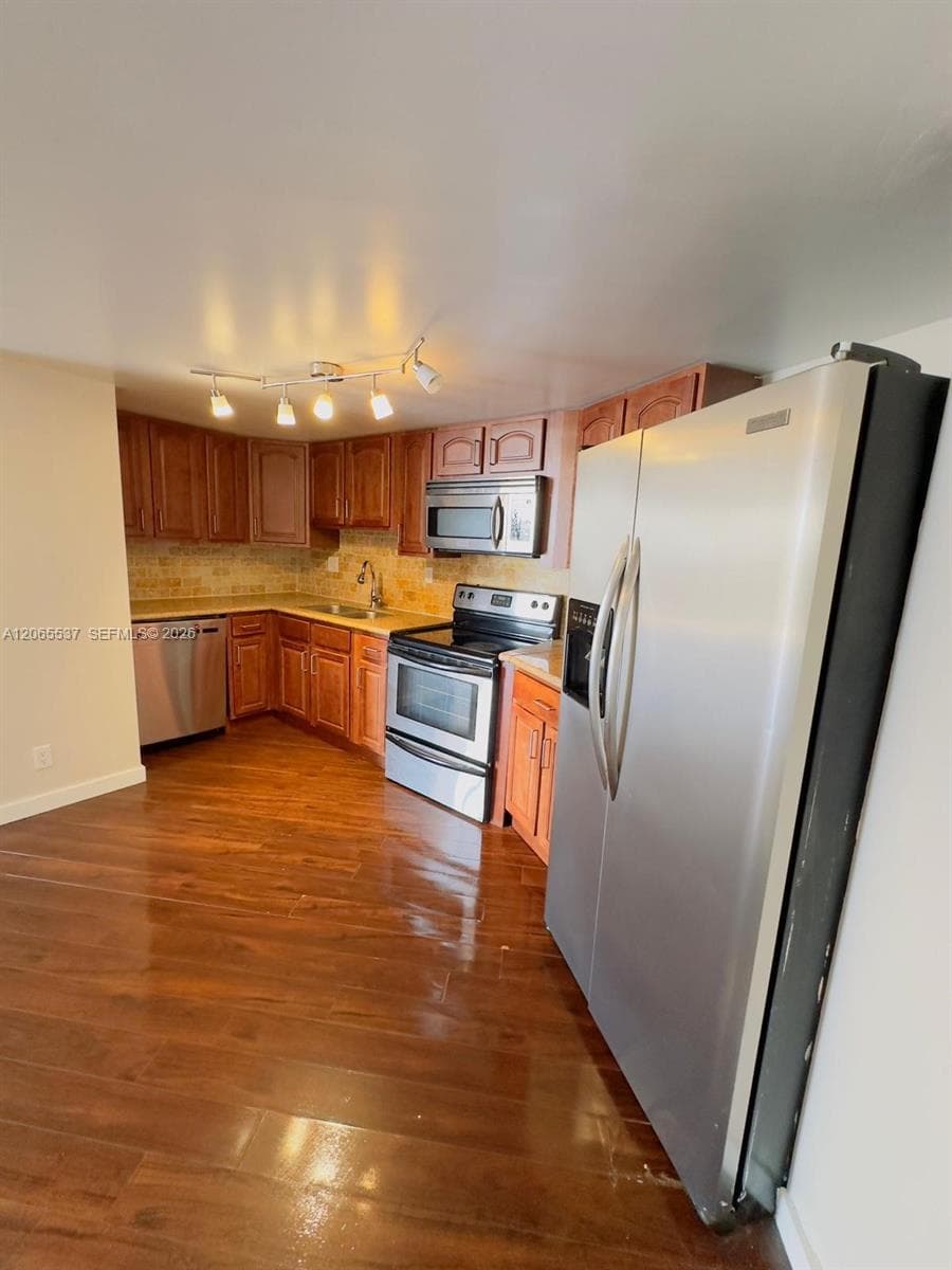800 Parkview Dr 611 photo 1