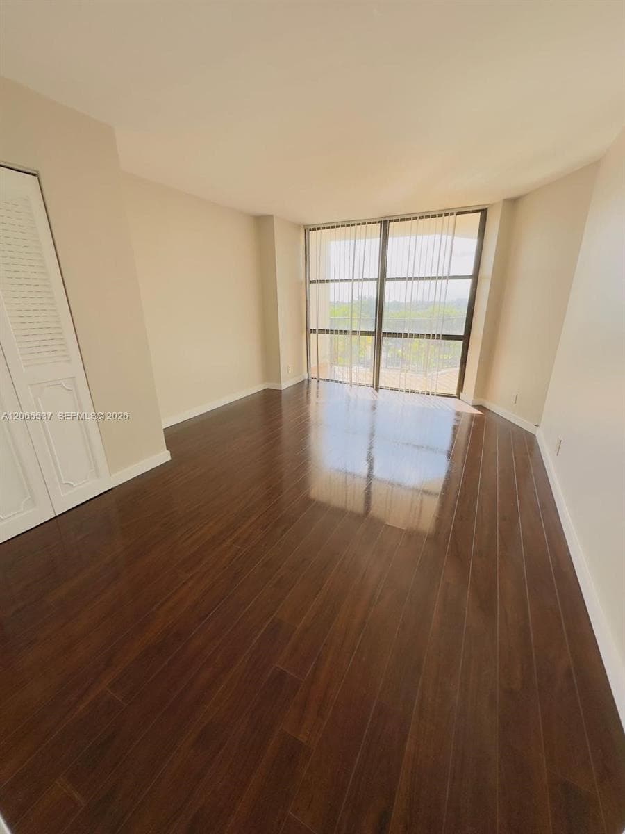 800 Parkview Dr 611 photo 4