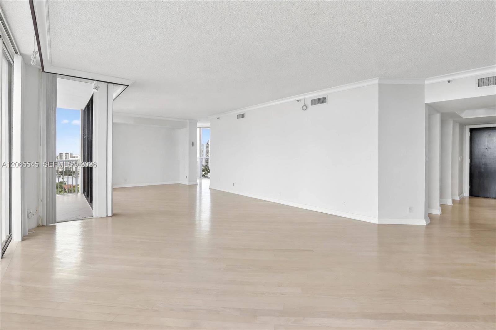 20281 E Country Club Dr 1801 photo 4