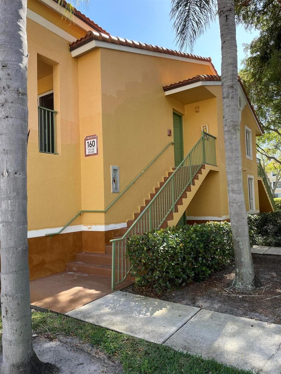 160 YACHT CLUB Way 211 photo 3