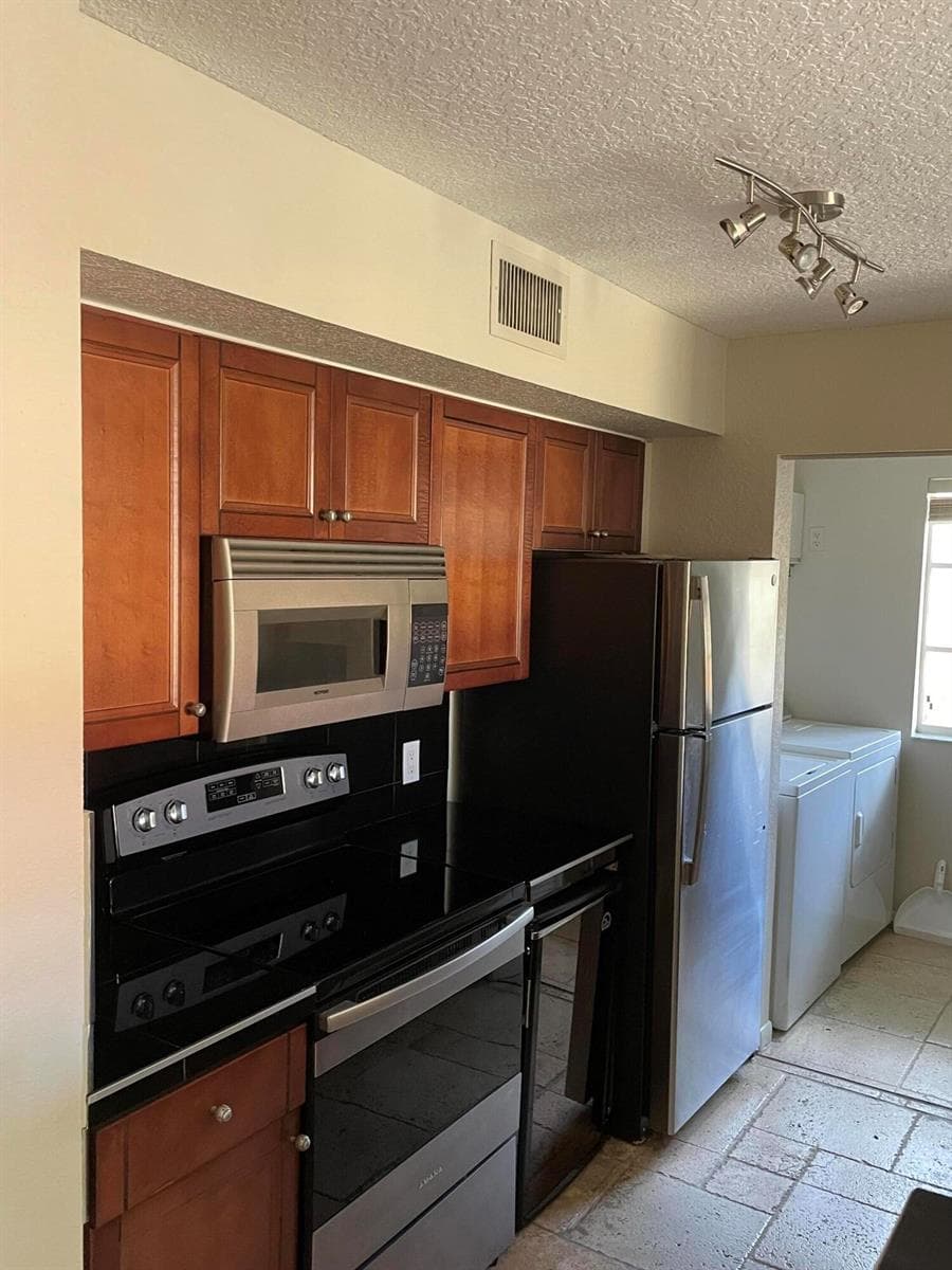 160 YACHT CLUB Way 211 photo 10