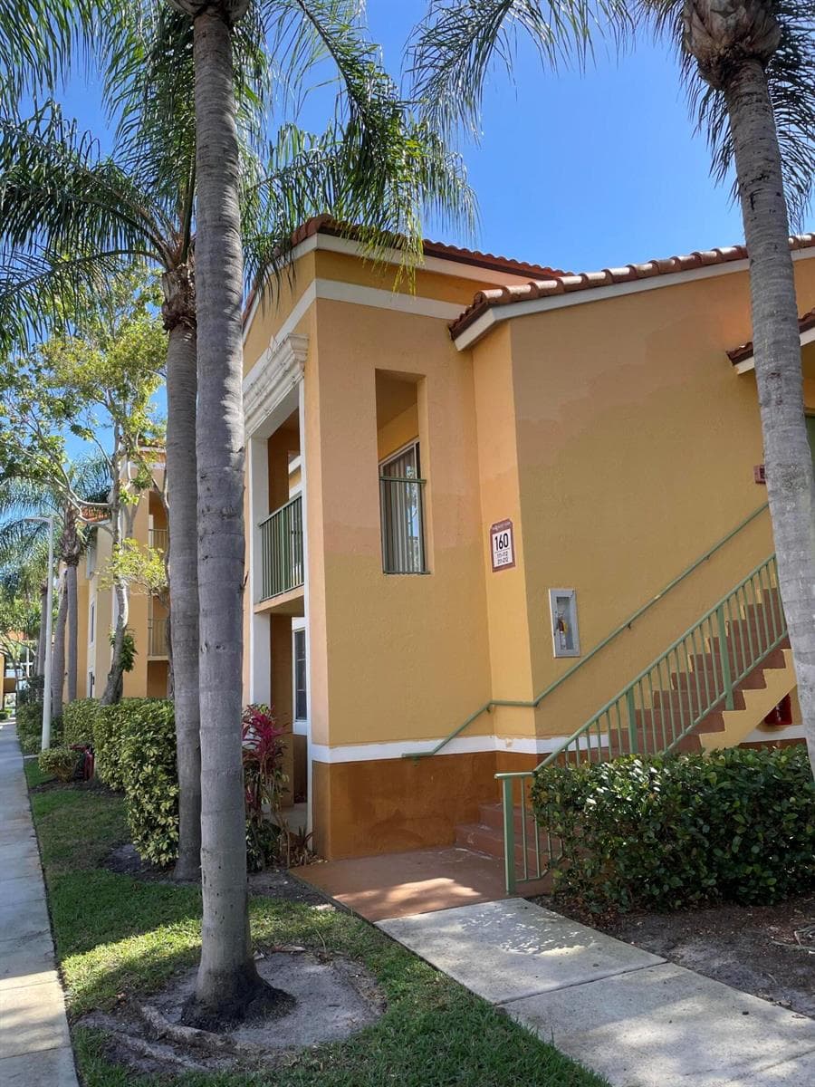 160 YACHT CLUB Way 211 photo 4