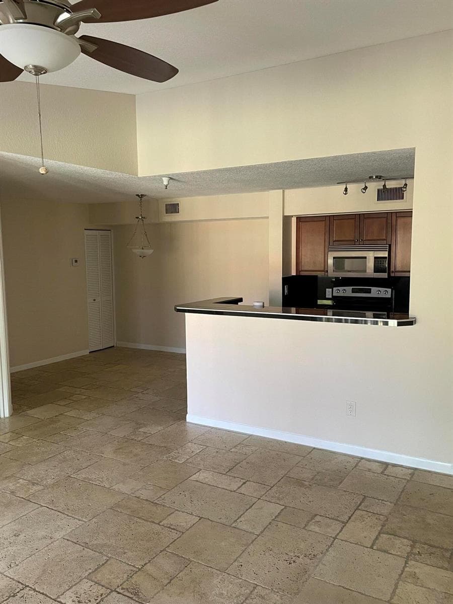 160 YACHT CLUB Way 211 photo 8