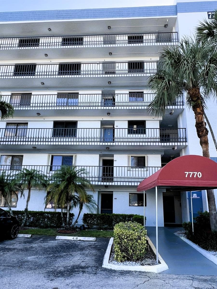 7770 TAHITI Lane 504 photo 1