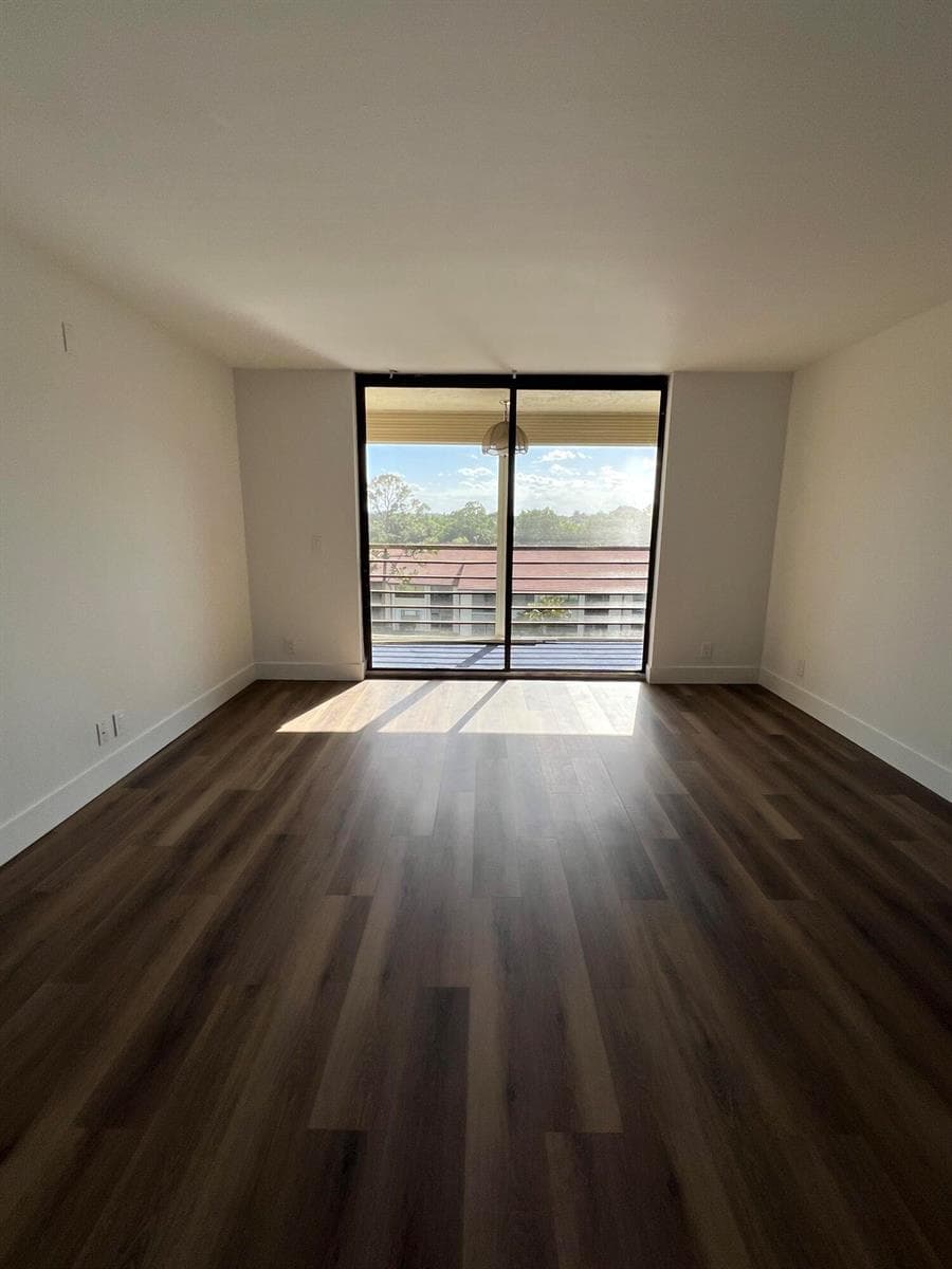 7770 TAHITI Lane 504 photo 9