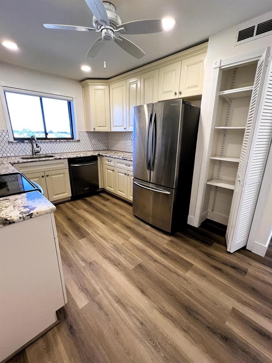7770 TAHITI Lane 504 photo 8